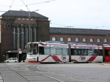 Tram in Zwickau: Oberbürgermeisterin widerspricht Stadtrat - Rund 50 holprige Meter müssen Straßenbahnfahrgäste derzeit nehmen, wenn sie ins Bahnhofsgebäude wollen.