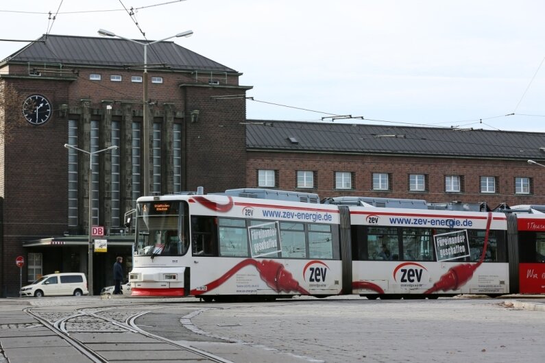 Tram in Zwickau: Oberbürgermeisterin widerspricht Stadtrat - Rund 50 holprige Meter müssen Straßenbahnfahrgäste derzeit nehmen, wenn sie ins Bahnhofsgebäude wollen.