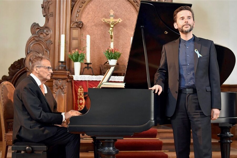Trampeli-Haus in Adorf: Konzert hilft bei Sanierung - Der Tenor Daniel Johannsen (rechts) wurde beim Benefizkonzert am Sonntag in der Adorfer Michaeliskirche von Walter Bass am Klavier begleitet. 