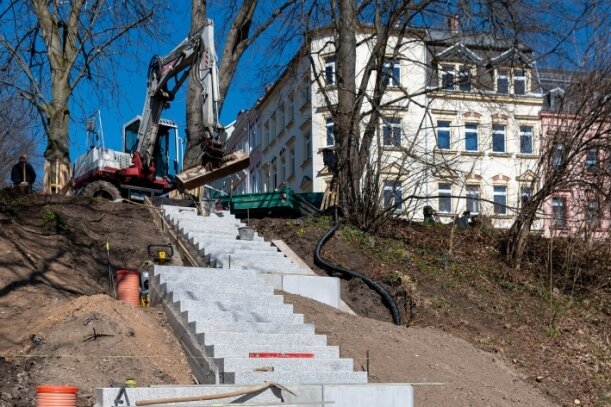 Trampelpfad wird Treppenweg - Im Auftrag der Stadt wird an der Böschung zwischen der Weststraße und dem Parkplatz des Discounters Lidl an der Bahnhofstraße eine Treppe errichtet.