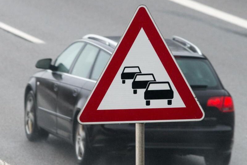 Transporter auf A72 bei Rochlitz überschlagen - Fahrer und zehnjähriger Beifahrer schwer verletzt - 