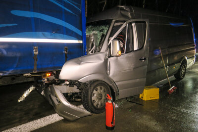 Transporter fährt auf A72 auf Laster auf - Fahrer schwer verletzt - 