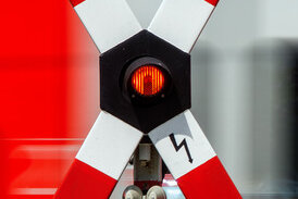 Transporter-Fahrer ignoriert Rotlicht an Bahnübergang - Erzgebirgsbahn leitet Gefahrenbremsung ein - 