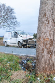 Transporter kracht gegen Baum: Zwei Verletzte bei Zwönitz - 