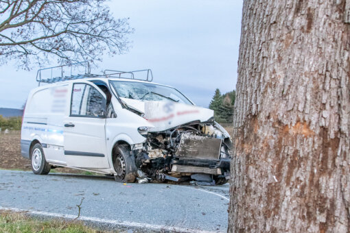Transporter kracht gegen Baum: Zwei Verletzte bei Zwönitz - 