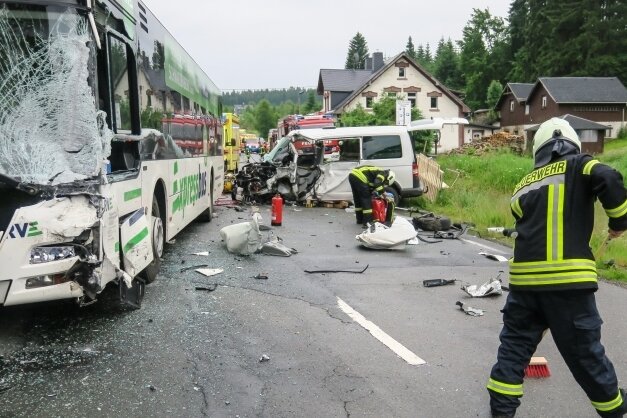 Transporter kracht in Schulbus - Ein Trümmerfeld bot sich den Einsatzkräften am Donnerstagmorgen in Johanngeorgenstadt nach dem Unfall mit dem Schulbus. 
