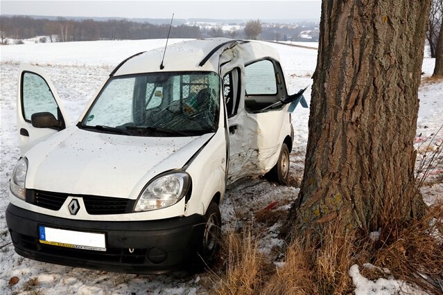Transporter prallt gegen Baum - Fahrer schwer verletzt - 