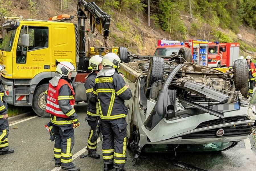 Transporter überschlägt sich zwischen Jägersgrün und Hammerbrücke - Wegen eines Unfalls war am früher Mittwochnachmittag die StraßeJägersgrün-Hammerbrücke zeitweise voll gesperrt.