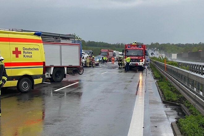 Ein 32-jähriger Fahrer eines Kleintransporters ist am Mittwochnachmittag auf der Autobahn 4 bei Siebenlehn tödlich verunglückt. 