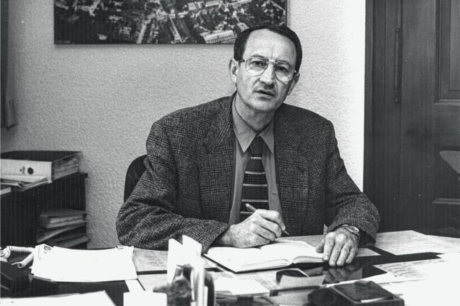 Trauer in Aue: Früherer Bürgermeister Emanuel Klan ist tot - Emanuel Klan - hier eine Aufnahme aus dem Jahr 1997 an seinem Schreibtisch - leitete viele Jahre die Geschicke der Stadt Aue. 