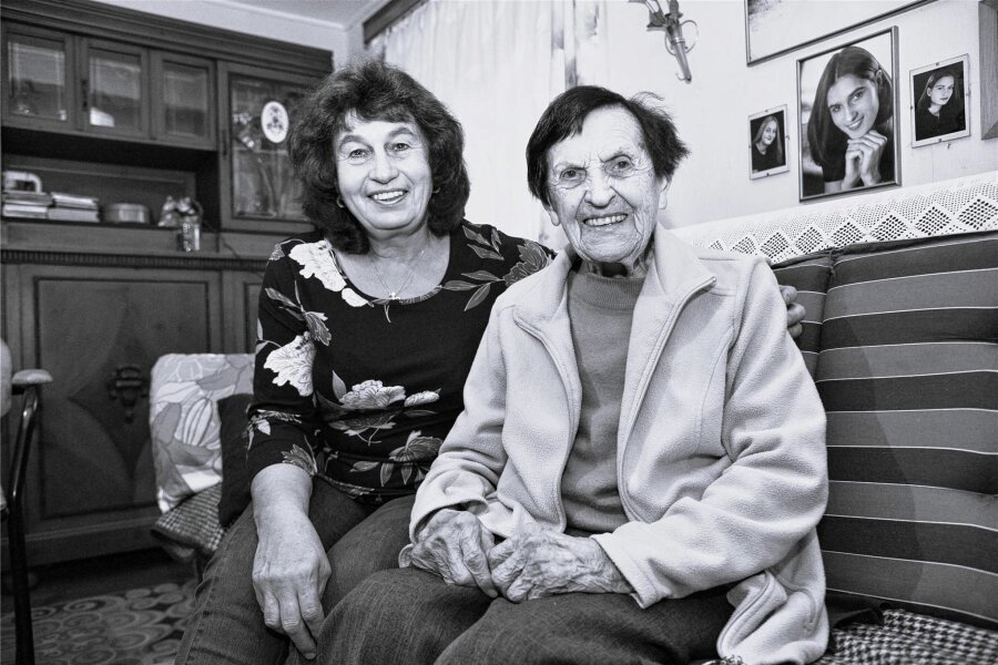 Trauer um die älteste Vogtländerin Anna Seidel - Bärendorf: Im Bild: Die 110-jährige Anna Seidel (rechts) aus Bärendorf mit ihrer Tochter Helga Schmidt (links).
