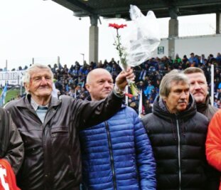 Trauer um Gerd Schädlich - Alois Glaubitz (l.) und Gerd Schädlich (r.) 2019 im Zwickauer Stadion bei einer Ehrung der Aufstiegsmannschaft der Saison 1993/94. 