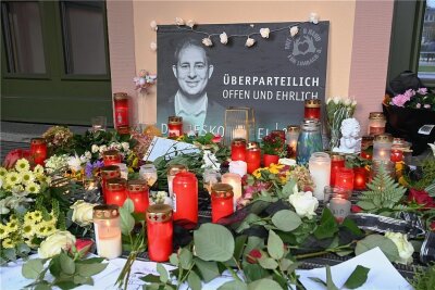 Mit Blumen und Kerzen wird in Limbach-Oberfrohna des am Mittwoch unerwartet verstorbenen Oberbürgermeisters Jesko Vogel gedacht. 