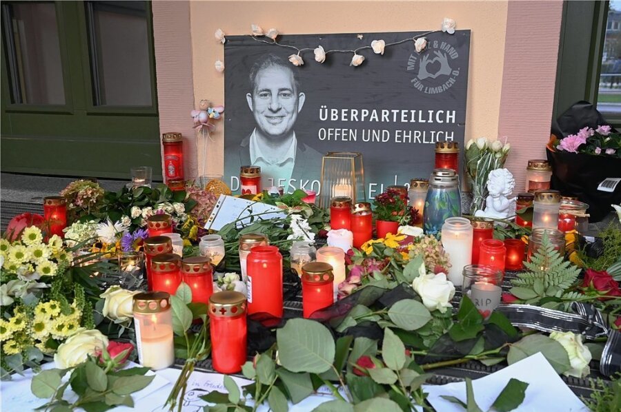 Mit Blumen und Kerzen wird in Limbach-Oberfrohna des am Mittwoch unerwartet verstorbenen Oberbürgermeisters Jesko Vogel gedacht. 