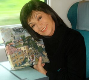 Trauer um "Winnetous Schwester" - Auf eine Zugfahrt 2007 hatte Marie Versini ein Schlummerkissen aus dem Hohensteiner Textil- und Rennsportmuseum mitgenommen. 