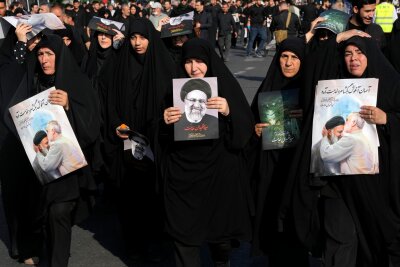 Trauerfeiern für Irans Präsident und Außenminister - Frauen erinnern mit Plakaten an den verstorbenen Präsidenten.