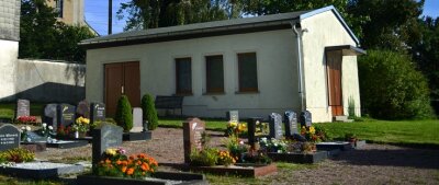 Trauerhalle in Seifersbach vor Erneuerung - Die Trauerhalle auf dem Friedhof in Seifersbach ist nach Ansicht der Rossauer Gemeinderäte in keinem guten Zustand mehr. 