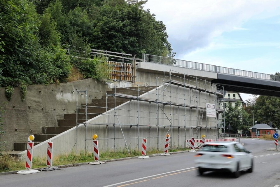 Trauerspiel: Eisenbahnviadukt in Schwarzenberg seit zwei Jahren unvollendet - Seit vielen Monaten steht das Gerüst an dieser neuen Stützmauer am Ausläufer der Brücke in Richtung Annaberg. Den Verleiher wird es freuen.