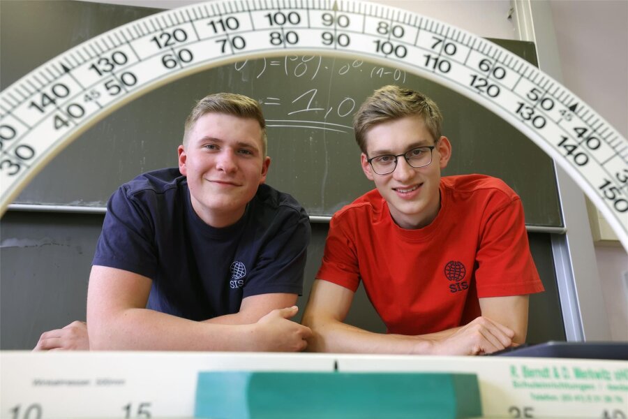 Traum-Abi mit 1,0: Die beiden besten Schüler aus Meerane haben schon zusammen im Sandkasten gebuddelt - Luca Reimann und Valentin Ehrler haben ihre Abitur-Zeugnisse mit der Traum-Note 1,0 erhalten. Sie lernten gemeinsam im Mathe-Leistungskurs.