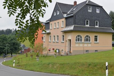 Traum erfüllt: Cottbusserin baut im Erzgebirge eine Villa aus - Vier Jahre lang stand die ehemalige Glöckner-Villa leer. Daniela Kubis hat die Wohnungen ausgebaut und das Haus nun Villa Hainberg genannt.