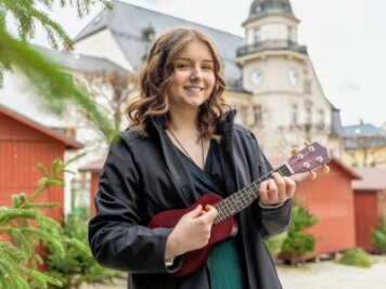 Traum erfüllt: Vogtländerin singt erstmals auf großer Bühne - Emily Händel liebt Popmusik und Country, manchmal begleitet sie sich auf der Ukulele. Zum Adventsmarkt singt sie Weihnachtslieder. 