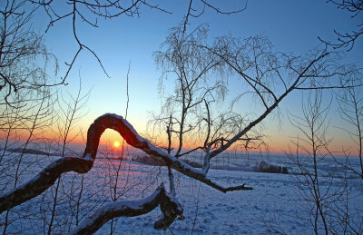 Traum-Winterwetter für viele Gegenden Deutschlands - Sonnenaufgang am Dienstagfrüh über dem Erzgebirge vom Pfaffenberg aus.