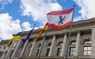 Die Fahne mit dem Wappen von Berlin vor dem Abgeordnetenhaus.