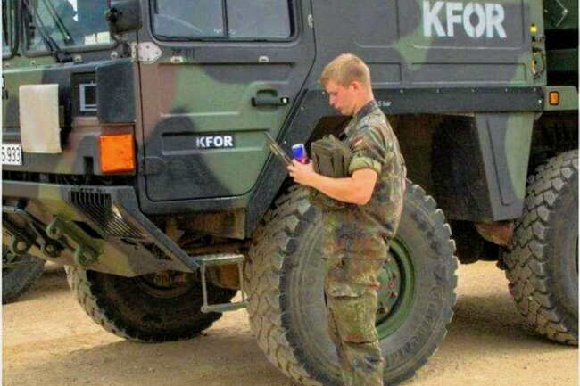 Traumatisiert im Kosovo: Eltern kämpfen um Anerkennung für Ex-Soldaten aus Lichtenstein - Nach seinem Einsatz mit den KFOR-Truppen im Kosovo hat sich Tino Rabe völlig verändert. 