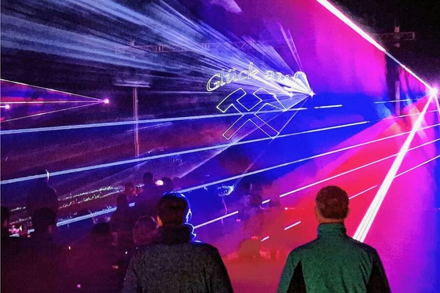 "Traumhafte" Lasershow krönt Geburtstagsfete am VII. Lichtloch in Halsbrücke - Eine Lasershow hat die 30-Jahr-Feier des Vereins VII. Lichtloch in Halsbrücke gekrönt. 