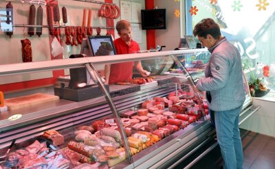 Traumjob Fleischer: "Ich kann mir keinen anderen Beruf vorstellen" - Während Sebastian Sacher (Foto) im Laden Fleisch und Wurst verkauft, arbeitet Wolfgang vorwiegend in der Wurstküche. 