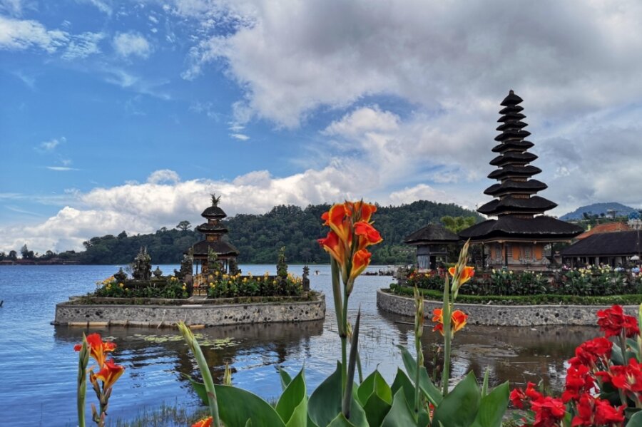 Pura Tirta Empul ist ein Wassertempel in Bali, der für sein heiliges Quellwasser berühmt ist. 