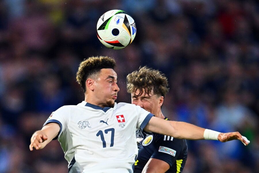 Traumtor reicht nicht: Schweiz spielt 1:1 gegen Schottland - Der Schweizer Ruben Vargas (l) und Schottlands Jack Hendry liefern sich ein Kopfballduell.