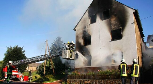 <p class="artikelinhalt">52 Feuerwehrleute kämpften mit den Flammen. Der Brand war aus bisher noch ungeklärter Ursache in diesem Einfamilienhaus an der Topfseifersdorfer Straße in Thalheim ausgebrochen.</p>
