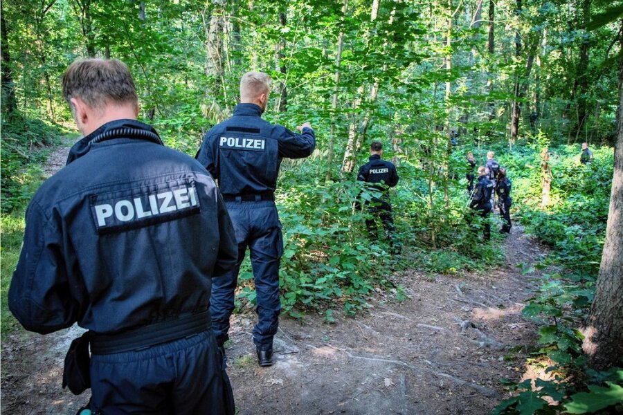 Aufwändige Vermisstensuche: Die Polizei suchte in Chemnitz und Umland nach Wilma B., die am 9. Juni verschwunden war. Hier ein Bild von einer Suchaktion am 9. August im Wald zwischen Chemnitz und Niederwiesa. Diesen Montag wurde die 53-Jährige in Chemnitz tot aufgefunden. 