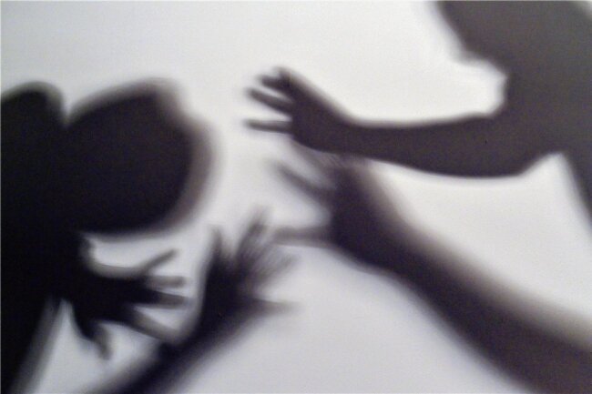 Trauriger Höchststand: Immer mehr häusliche Gewalt im Kreis Zwickau - Gestelltes Bild zum Thema häusliche Gewalt. Schatten sollen symbolisieren, wie ein Kind versucht, sich vor der Gewalt eines Erwachsenen zu schützen.