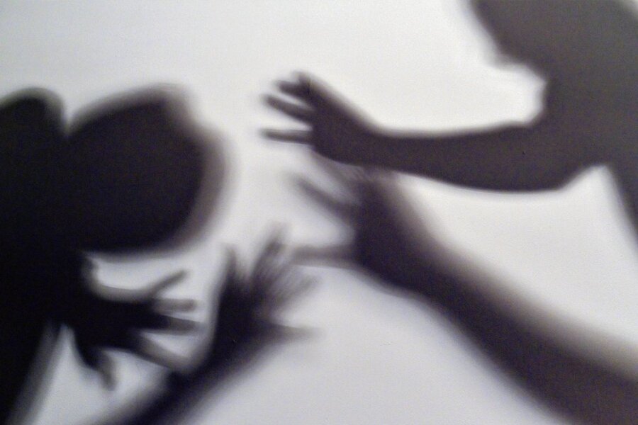 Gestelltes Bild zum Thema häusliche Gewalt. Schatten sollen symbolisieren, wie ein Kind versucht, sich vor der Gewalt eines Erwachsenen zu schützen.