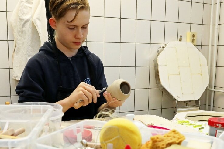Treff für Kreative hofft auf Nachwuchs - Der 15-jährige Aaron Reinholz hat im Kreativcentrum das Töpfern für sich entdeckt.