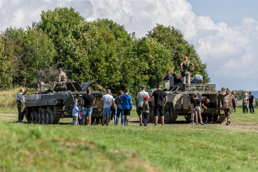 Treffen der Militärtechnik lockt Fans in Scharen nach Neustadt - Auch Rundfahrten mit Schützenpanzer und Funkpanzer waren beim Manöver Frühauf in Neustadt für die Besucher möglich.