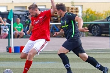 Treffer satt zum Auftakt der neuen Kreisliga - Sebastian Weiske vom VfL Hohenstein-Ernstthal (in Rot) traf im Kreisliga-Stadtderby in Wüstenbrand doppelt. 