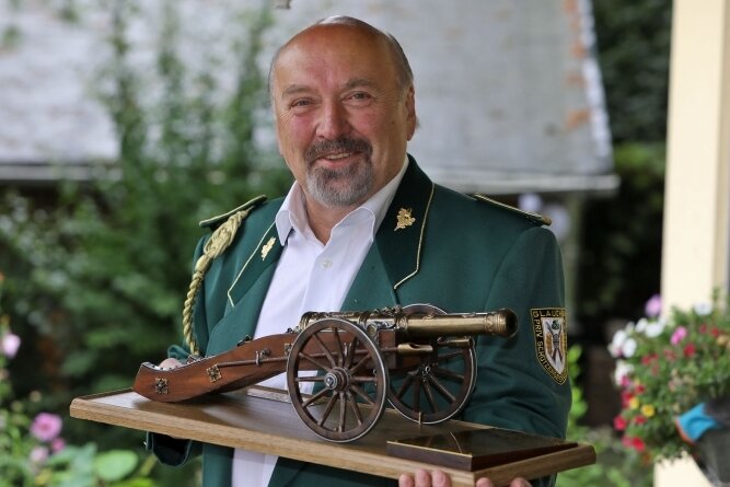 Treffsicherer Arzt setzt Tradition fort - Hermann Scherzer zeigt den Wanderpokal in der Form einer Schützen-kanone.