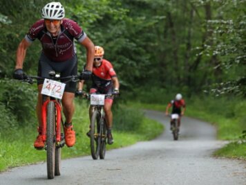 "Treibjagd" nimmt wieder Fahrt auf - Das ging bei Norbert Hock (vorn) an die Substanz: Mehrere Rennen umfasst die "Treibjagd im Dunkelwald". Dazu gehört auch das Erzgebirgsradrennen, das diesmal einen neuen Start-Ziel-Bereich hat. 