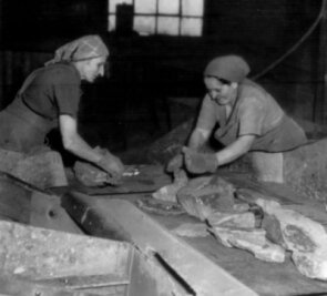 Trennung von Kohle und anderem Gestein - Am Leseband des Karl-Marx-Werkes arbeiteten meistens Frauen (um 1955).