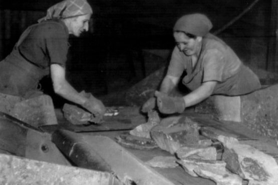 Trennung von Kohle und anderem Gestein - Am Leseband des Karl-Marx-Werkes arbeiteten meistens Frauen (um 1955).
