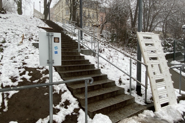 Ist die Treppe jetzt freigeben? Das fragen sich Fußgänger, welche die Abkürzung zwischen Park am Schwanenteich und Bahnhofstraße nutzen.