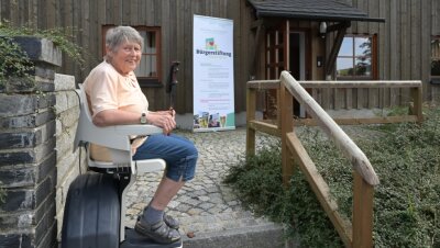 Treppenlift im Stützengrüner Bürgerhaus eingeweiht - 