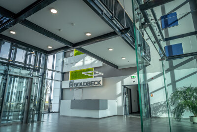 Treuen: 10-Millionen-Euro Büroneubau der Firma Goldbeck eröffnet - Das in Glasoptik gestaltete Foyer des neu eröffneten Bürogebäudes.