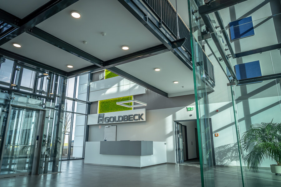 Treuen: 10-Millionen-Euro Büroneubau der Firma Goldbeck eröffnet - Das in Glasoptik gestaltete Foyer des neu eröffneten Bürogebäudes.