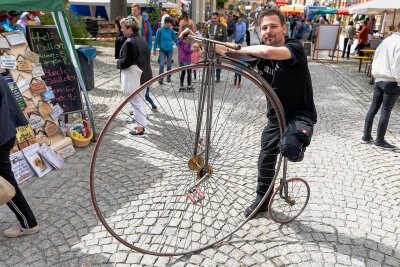 Treuen feiert ein ganzes Wochenende Hutzentag - Beim Hutzentag in Treuen zog Frank Albert aus Lengenfeld mit seinem Hochrad alle Blicke auf sich. Er baut die Gefährte auch selbst und hat eine Hochrad-Fahrschule.