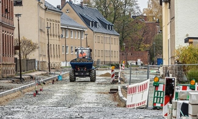 Treuen: Wetzelsgrüner Straße bleibt im Winter Baustelle - Die Wetzelsgrüner Straße in Treuen bleibt wahrscheinlich über den Winter Baustelle. Das erschwert Zufahrt und Winterdienst. 