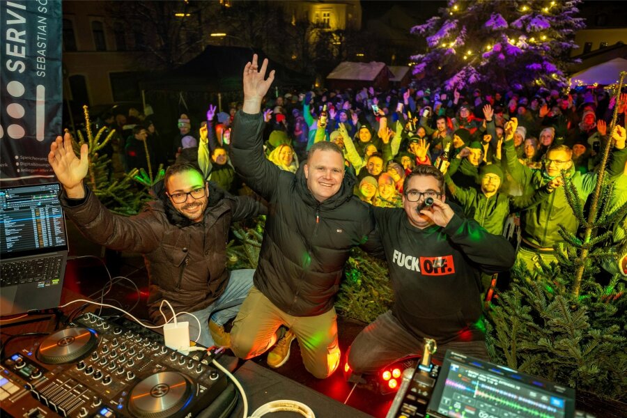 Treuener feiern zünftig bei Nacht und Nebel - DJ White, Sebastian Söllner alias DJ Gadöllni und DJ Sound By Style (von links) heizten den Besuchern der Après-Ski-Party in Treuen ein.